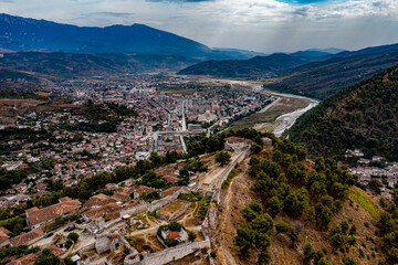 Naklejka premium Berat Castle in Albanien | Luftbildaufnahmen vom Berat Castle in Albania
