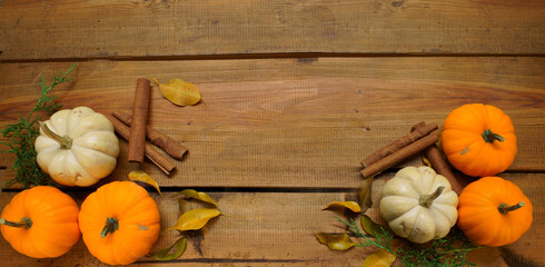 Banner Calabazas naranjas y blanca con canela sobre madera vieja rústica cafe, 