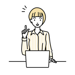 デスクで座ってPCを開いて何かひらめいたブラウスの女性