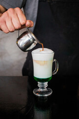 Barista sirviendo café capuccino irlandés