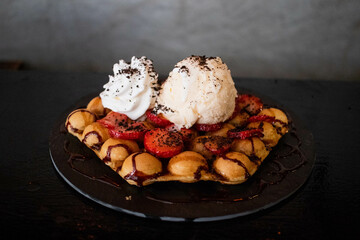 Waffle con fresas y nieve