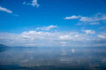風景素材　爽やかな初秋の青空と美しい琵琶湖