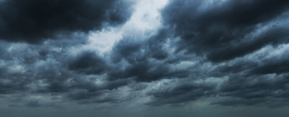 Dark clouds before a thunder-storm - obrazy, fototapety, plakaty