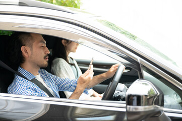 車を運転しながらスマホは違反で危ないので気をつけましょう2