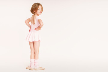Portrait kleines Mädchen Ballerina Ballettstunde posiert Rückeite weißer Hintergrund Vs5