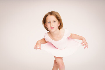Portrait kleines Mädchen Ballerina Ballettstunde posiert weißer Hintergrund Vs6