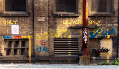 Fototapeta na wymiar Graffiti in alleyway in Cleveland, Ohio