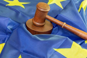 Symbolbild: Richterhammer auf einer Flagge der Europäische Union