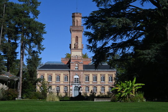 Mus&eacute;um Massey &agrave; Tarbes dans les Hautes-Pyr&eacute;n&eacute;es  et ses paons dans le parc