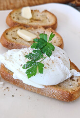 ポーチドエッグ　朝食　軽食　パン　バター　パセリ