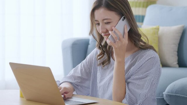 家でパソコンをしながら通話する若い女性
