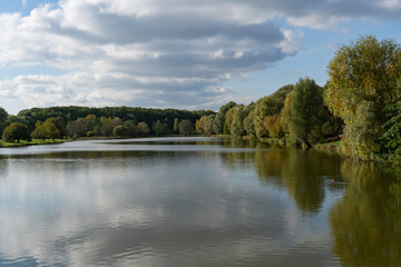 Fototapeta na wymiar Nice view of the pond in autumn weather.