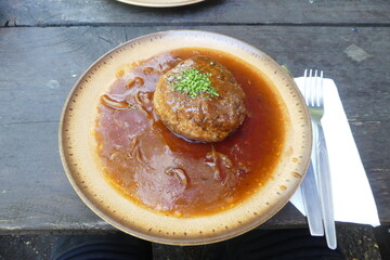 Boulette mit brauner Sauce