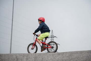 Obraz premium Young boy cycling pump track