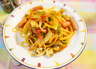 日本のカジュアルな手料理の麺ランチ　ラーメン、スパゲティー、焼きそばなど