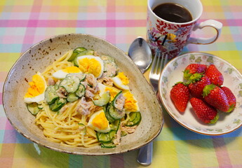 日本のカジュアルな手料理の麺ランチ　ラーメン、スパゲティー、焼きそばなど