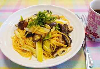 日本のカジュアルな手料理の麺ランチ　ラーメン、スパゲティー、焼きそばなど