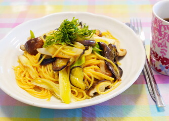 日本のカジュアルな手料理の麺ランチ　ラーメン、スパゲティー、焼きそばなど