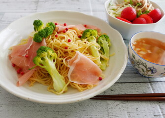 日本のカジュアルな手料理の麺ランチ　ラーメン、スパゲティー、焼きそばなど
