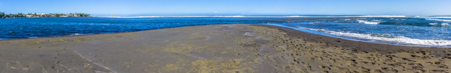 Plage de sable noir l’Etang-Salé, île de la Réunion 
