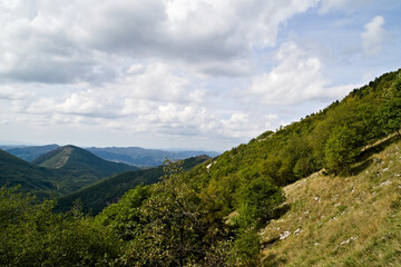 Fototapeta na wymiar Vista dal sentiero per pian delle ortiche nelle Marche