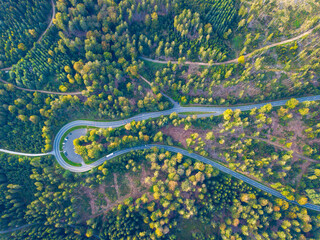 Luftaufnahme mit Drohne von der Straße der Grossen Kurve im Wald des Taunus auf dem Weg zum Sandplacken und Feldberg in der Nähe von Oberusel,