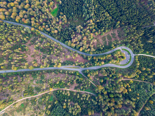 Luftaufnahme mit Drohne von der Straße der Grossen Kurve im Wald des Taunus auf dem Weg zum Sandplacken und Feldberg in der Nähe von Oberusel,