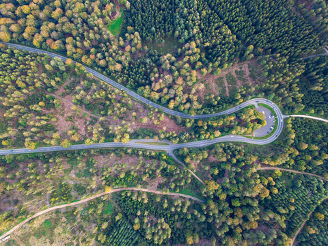 Luftaufnahme mit Drohne von der Stra&szlig;e der Grossen Kurve im Wald des Taunus auf dem Weg zum Sandplacken und Feldberg in der N&auml;he von Oberusel,