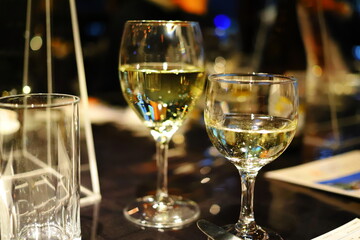 東京の夜　お洒落なレストランのテーブル　ワイングラス