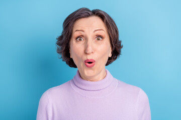 Obraz na płótnie Canvas Photo of mature excited woman amazed surprised information discount isolated over blue color background