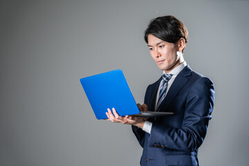 若いビジネスマン・パソコン