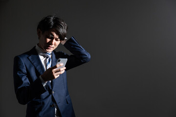 若いビジネスマン・スマホ・メール