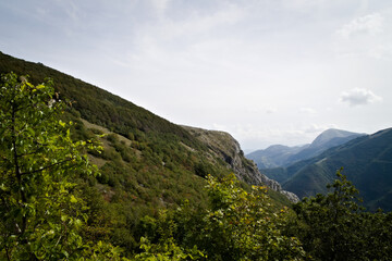 Vista lungo il sentiero per pian delle ortiche sul monte Catria in autunno