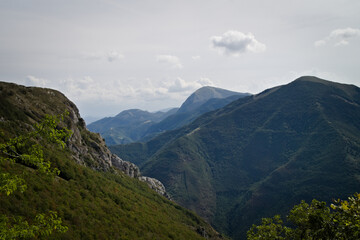 Vista lungo il sentiero per pian delle ortiche sul monte Catria in autunno