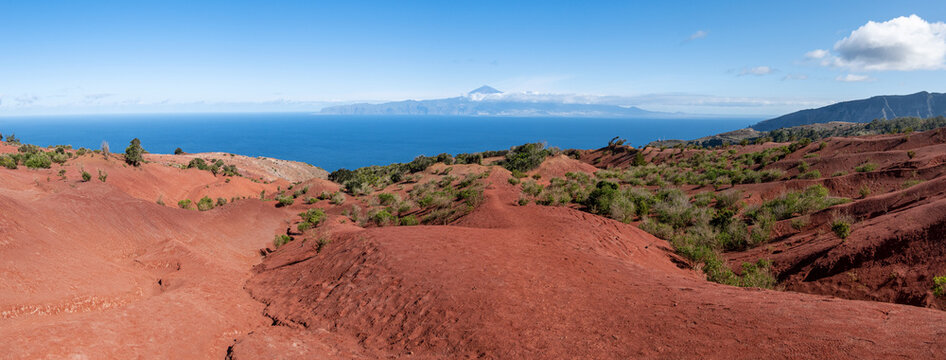 La Gomera - Wanderweg zum Mirador de Abrante oberhalb von Agulo durch eine malerische rote W&uuml;stenlandschaft mit Blick auf Teneriffa 