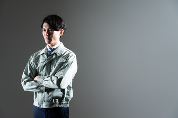 腕組みをする若い作業員