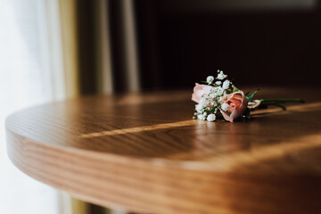 Prendido de novio. Ramo de flores pequeño para chaqueta de novio el día de su boda. Rayo de luz.