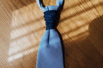 Corbata azul de hombre. Corbata de novio con rayo de luz.