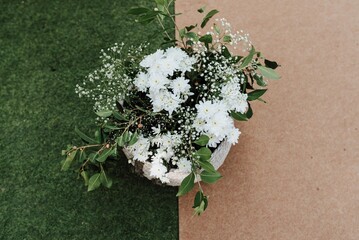 Arreglo floral para boda. Decoración de boda. Cesta con flores.