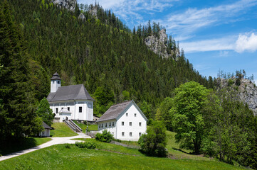Obraz premium Cemetery of mountain climbers in Johnsbach on a sunny day in summer