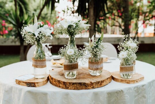 Centro de mesa nupcial con floreros de cristal. Mesa nupcial. Restaurante. Decoraci&oacute;n de boda.