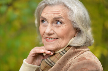 woman  with leaf posing