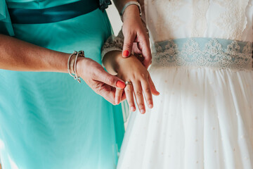 Manos poniendo anillo con vestido de primera comunión. Anillo de comunión de niña.