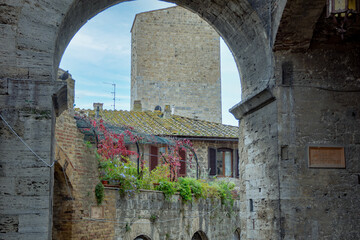 Blick aus eine Torbogen auf die Altstadt von San Gimignano Toskana