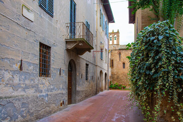 Blick auf Glockenturm aus einer Gasse in der Altstadt von San Gimignano