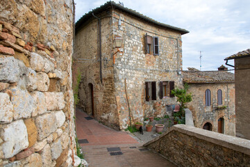 Fototapeta na wymiar Kleines Haus mit Terrasse in der historischen Altstadt von San Gimignano