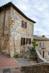 Fototapeta na wymiar Haus mit kleiner Terrasse in der Altstadt von San Gimignano