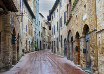 Leere Straße in der Altstadt von San Gimignano n einem Regentag