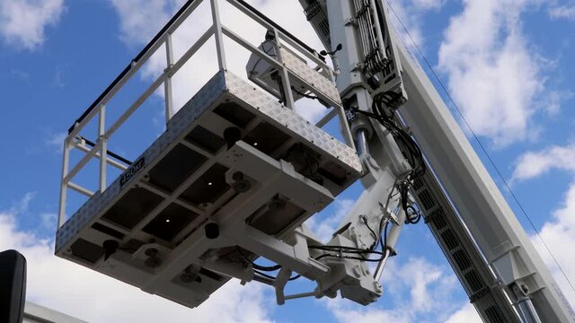 the automatic retractable boom of the construction machine