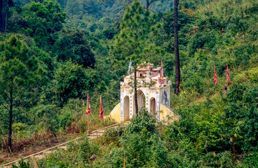 Fototapeta na wymiar Eingescanntes Diapositiv einer historischen Farbaufnahme eines buddhistischen Pilgerwegs in Nordvietnam